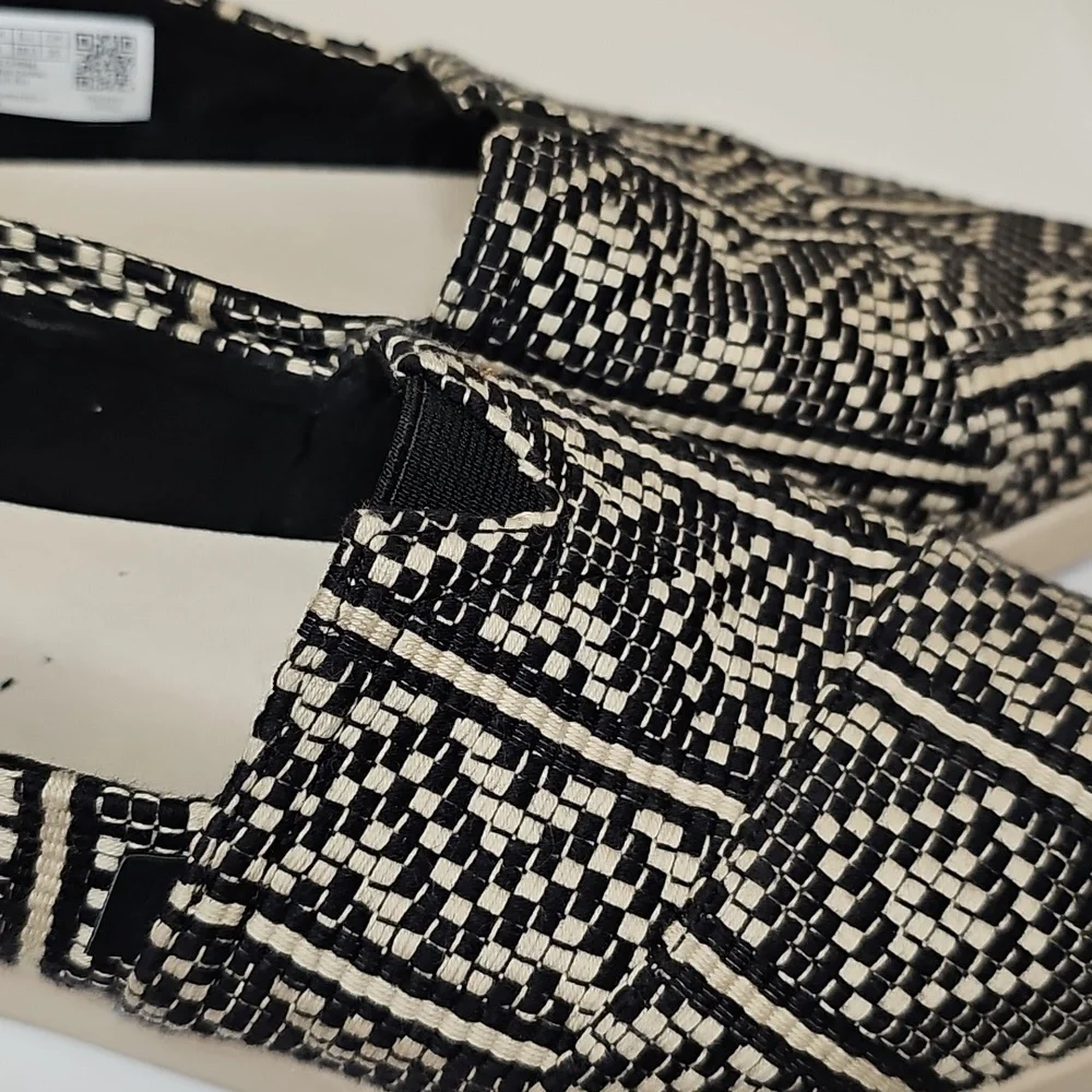 TOMS Women's‎ Black and Cream Patterned Loafers